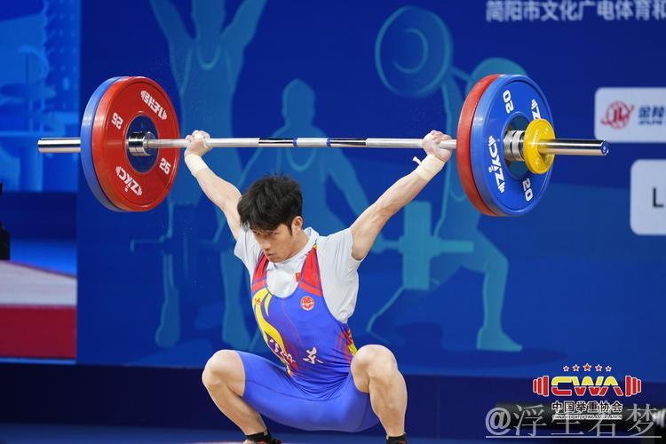 王威东勇夺两金 全国男子举重锦标赛拉开帷幕 王威东勇夺两金 全国男子举重锦标赛拉开帷幕